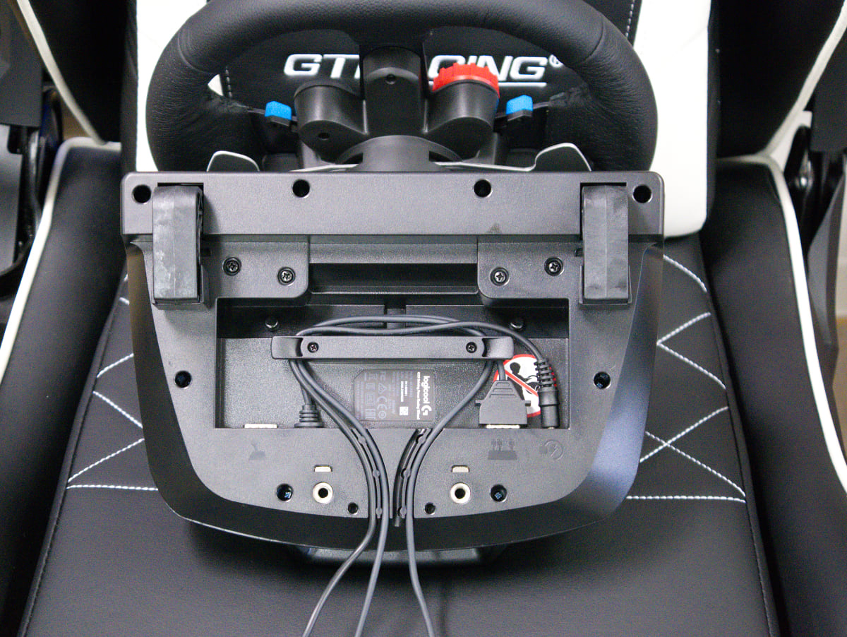 "Logitech G29 Driving Forceステアリングホイール＆ペダル"の本体底面