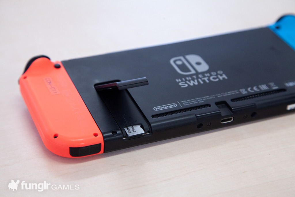 將 microSD 卡插入 Nintendo Switch