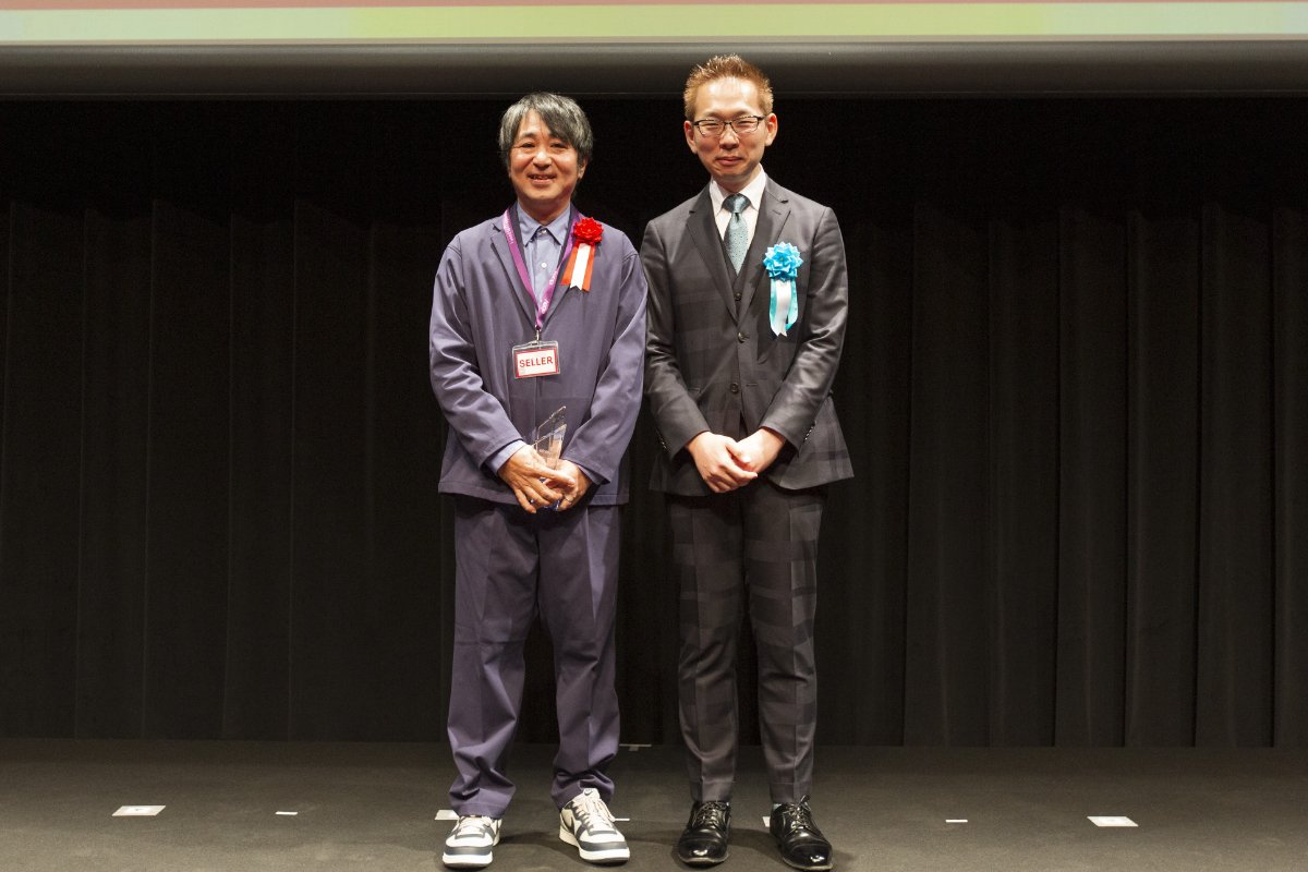 ニューセラー・オブ・ザ・イヤーを受賞した槇田晴吾さん(左)